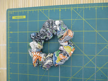 Load image into Gallery viewer, Simple Japanese Vintage Silk Kimono Scrunchies Chirimen Floral