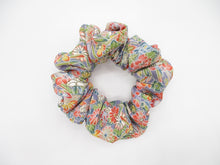 Load image into Gallery viewer, Simple Japanese Vintage Silk Kimono Scrunchies Chirimen Floral
